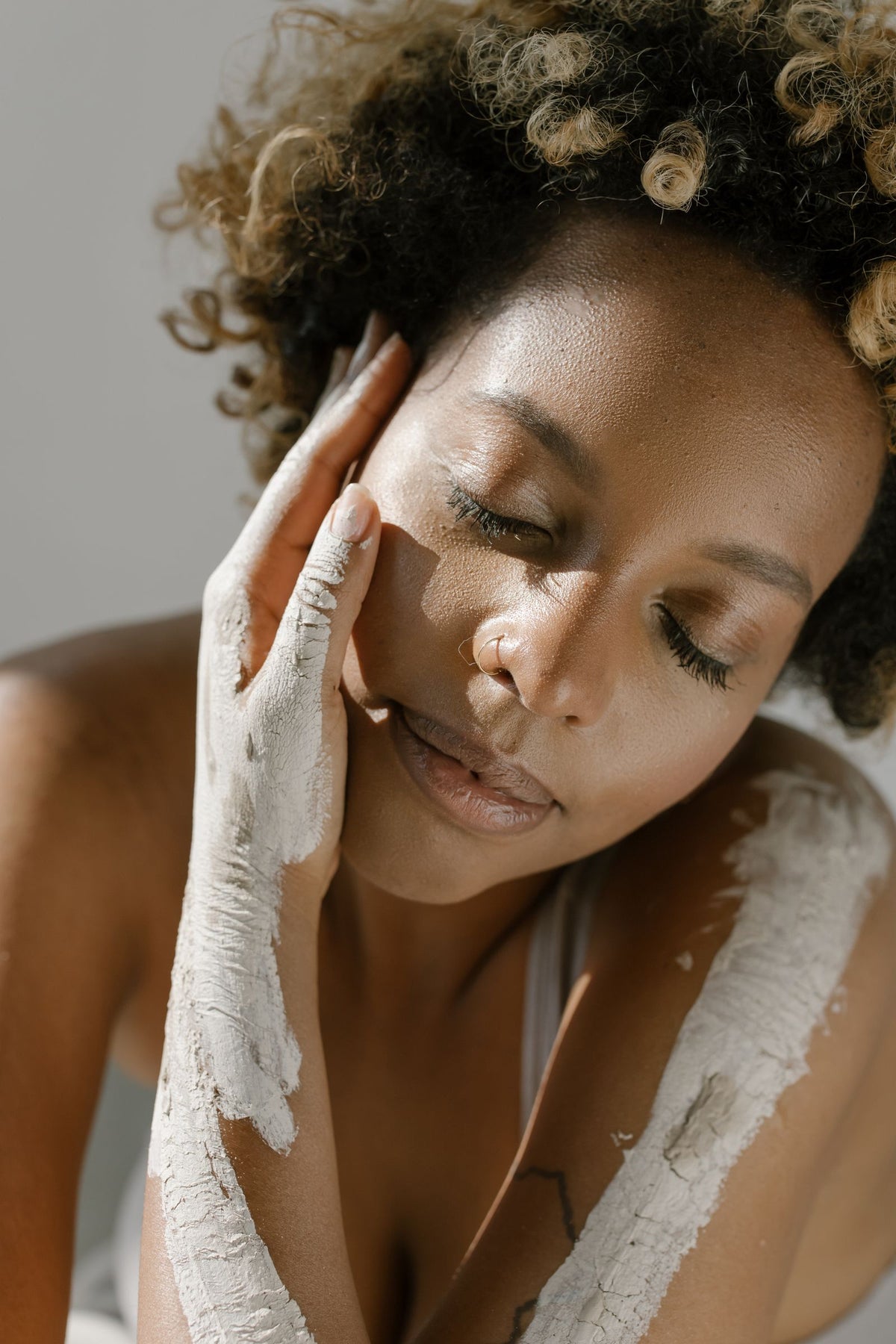Peau sensible : comprendre ce qui la fait réagir et en prendre soin