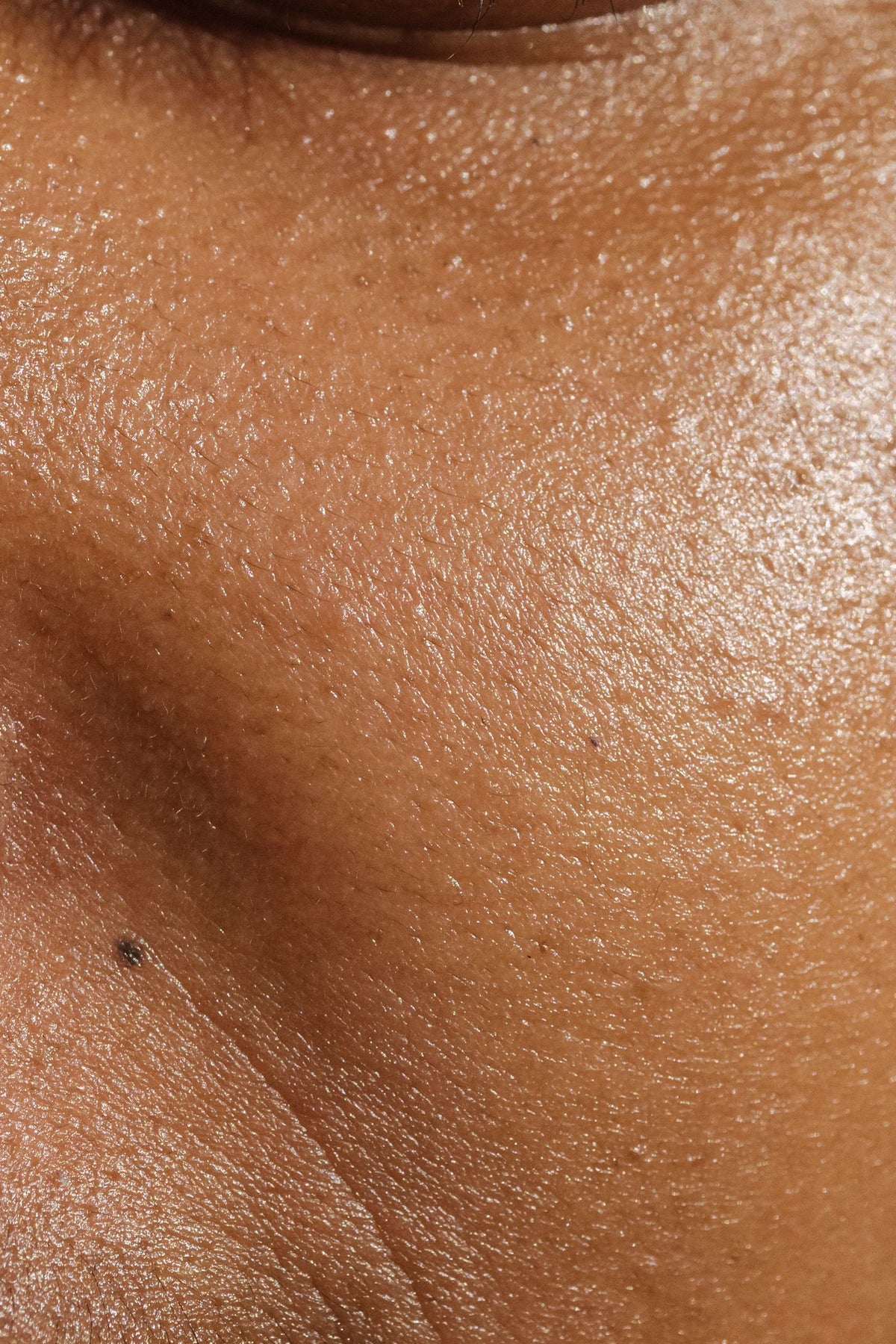 Peau grasse et zone T qui brille : comprendre le sébum et adopter les bons gestes