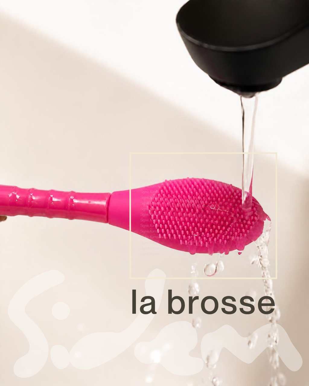 Brosse visage en silicone rose rincée sous l'eau du robinet