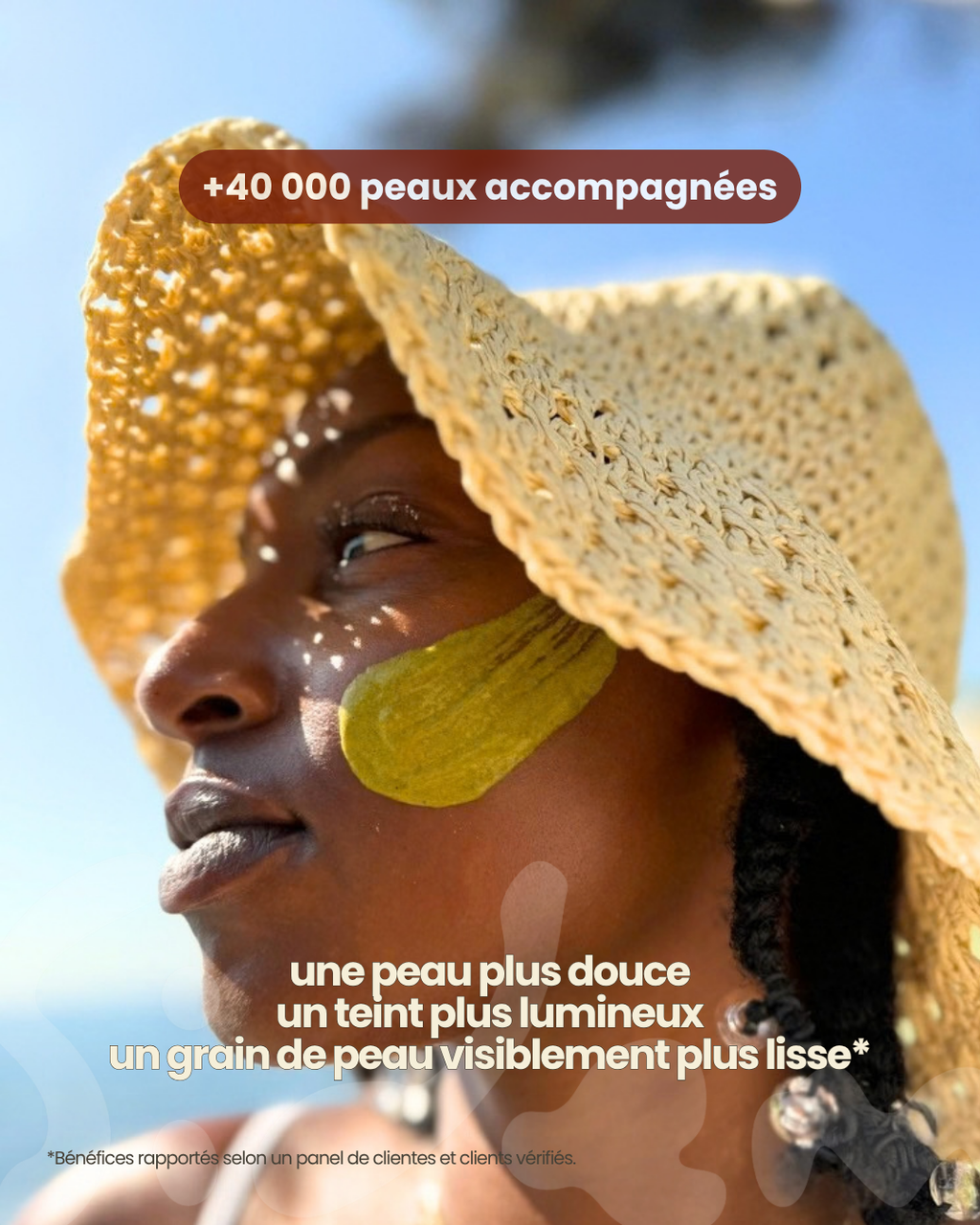 Femme au chapeau de paille, masque SIDEM au jujubier appliqué sur la joue