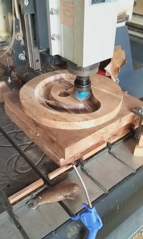 Fabrication du bol moyen, taillé dans le bois d’acacia