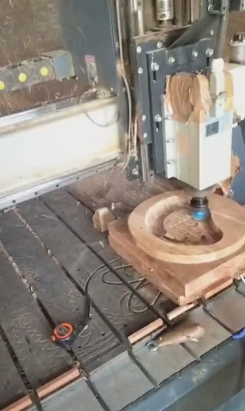 Fabrication du grand bol, taillé dans le bois d’acacia