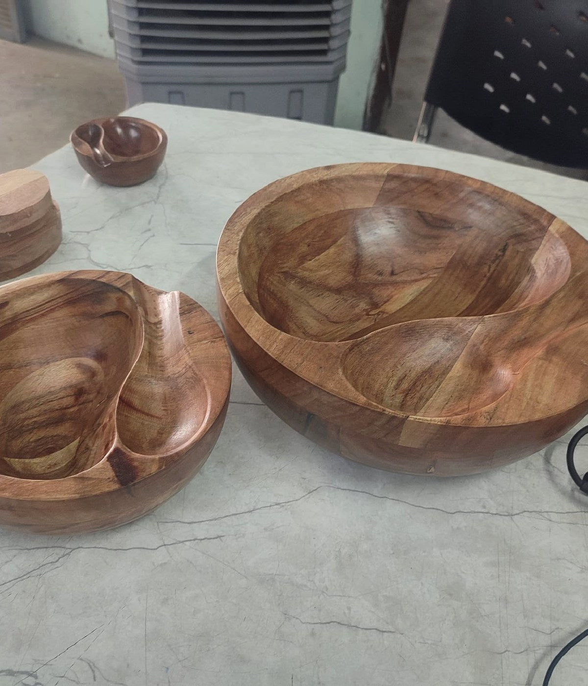 Grands bols SIDEM en bois d’acacia à l’atelier